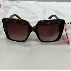 NWT Velvet Gina Sunglasses